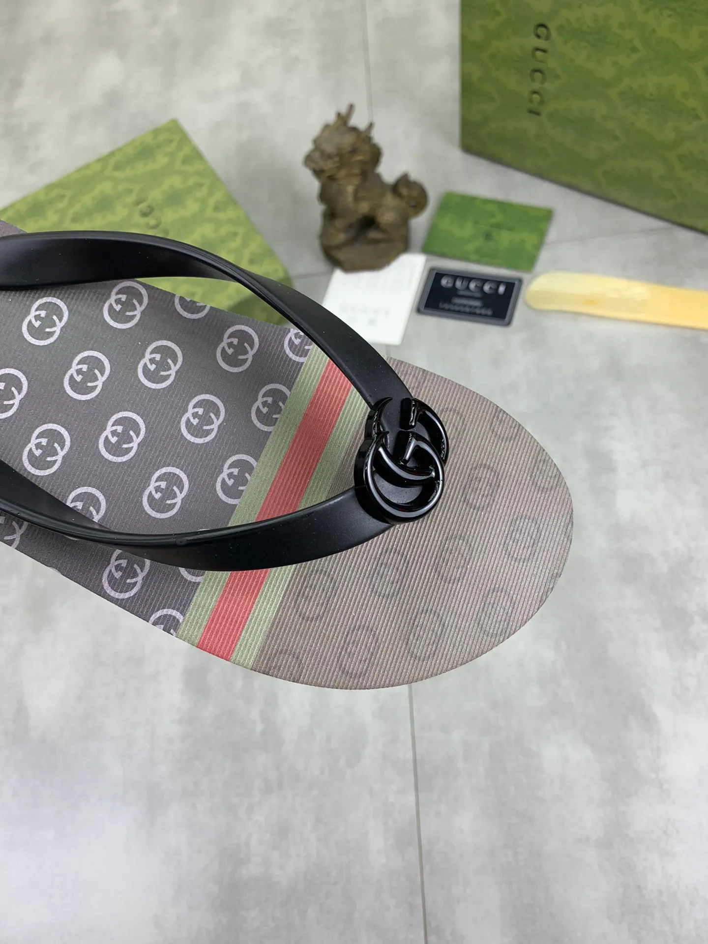 Men's men's shoes 💰P220💰【New style】🆘【GUCCI】Official website's popular Gucci adult couple 🧑‍🤝‍🧑 style, children's flip-flops are on sale at the counter simultaneously! Original fabric imported from Italy. Original bottom provided by the original factory. Size: Adult 36-45. Children’s size: 30-37. Multiple colors available.